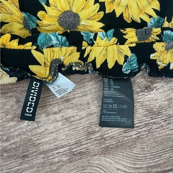 Divided H&M Sunflower Print Pull On Shorts Size Small - Picture 3 of 3